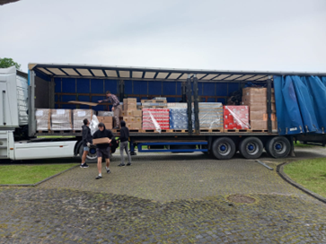 Freilwillige helfen beim Entladen
