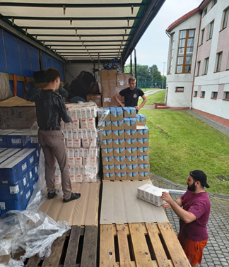 Freiwillige helfen beim Entladen