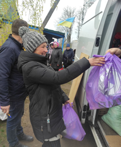 Die Spenden werden an die Bevölkerung verteilt